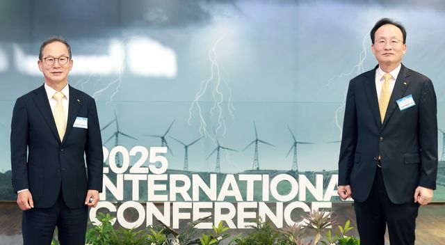 지난 11일 서울 서대문구 소재 이화여자대학교 ECC 이삼봉홀에서 열린 ‘2025 국제 컨퍼런스’에서 양종희 KB금융회장(왼쪽)과 이환주 KB국민은행장(오른쪽)이 기념촬영을 하고 있다. / 사진=KB국민은행