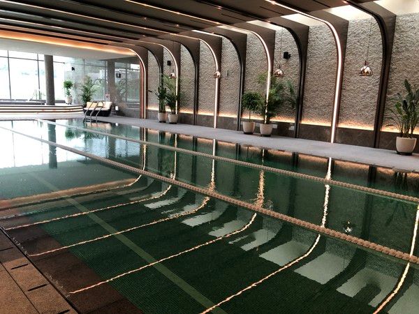 봉은사 전경을 조망할 수 있는 실내 수영장의 모습 /사진=김현정 기자