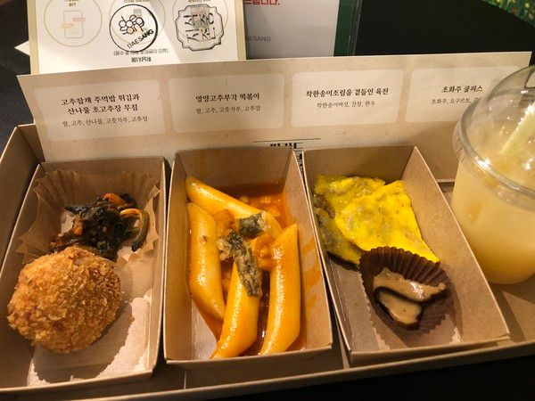 대상의 '핀란드 영양분식' 팝업의&nbsp; 분식 플레이트 '자작자작 숲속분식'. 우리나라 최초의 한글 조리서인 '음식 디미방'의 조리법을 현대적으로 재해석하고 영양군 특산물 재료를 활용했다. /사진=김현정 기자