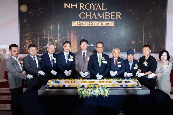 임정묵 서울대 교수회장, 김상욱 더불어민주당 국회의원, 강태영 농협은행장, 이찬우 농협금융지주회장(왼쪽 세 번째부터)이 16일 농협은행 본점에서 열린 'NH로얄챔버' 오픈식에서 주요 내빈들이 케이크 커팅식을 하고 있다. / 사진=NH농협은행