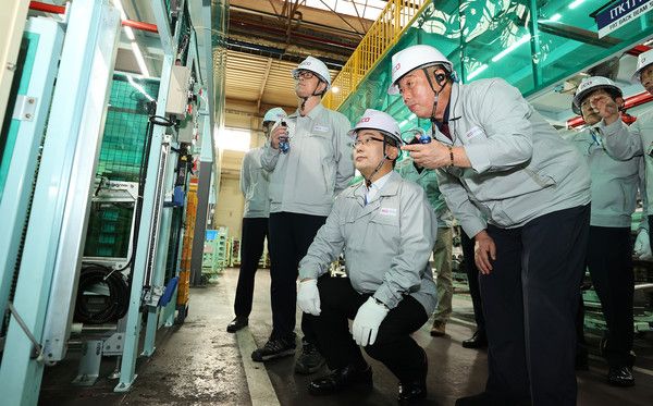 이호성 하나은행장(왼쪽에서 세번째)이 최재홍 서진산업 대표이사(왼쪽에서 네번째)로 부터 생산시설에 대한 설명을 듣고 있다. / 사진=하나은행