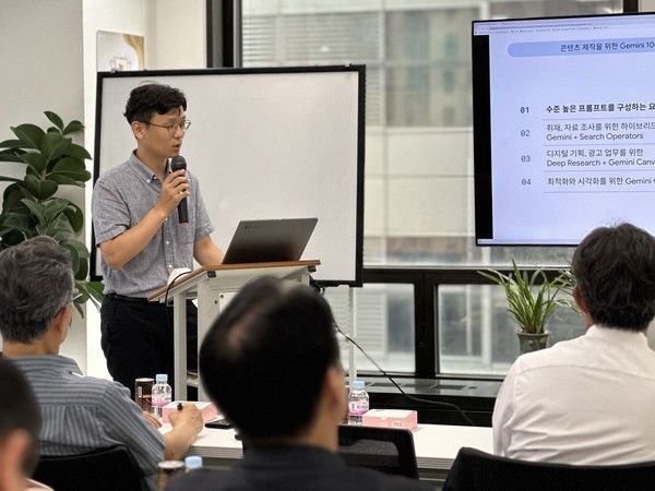 16일 한국인터넷신문협회에서 개최한 'AI와 함께 일하는 법' 세미나에서 최영준 구글 뉴스랩 티칭펠로우가 강연하고 있다. / 사진=한국인터넷신문협회