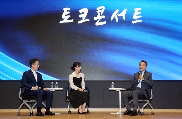 진옥동 신한금융지주 회장(맨 오른쪽)이 1일 오전 중구 신한금융 본사에서 창립 24주년을 맞아 개최된 '신한이 그리는 2040 금융의 미래'라는 주제의 토크콘서트에서 발언하고 있다. / 사진=신한금융지주회사