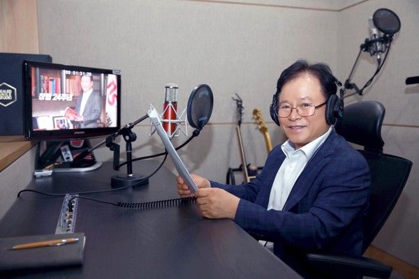 NS홈쇼핑이 업계 최초로 대표이사 음성 기반 AI 커스텀 보이스 방송에 적용한다. 사진은 조항목 대표이사가 AI 커스텀 보이스 제작을 위해 샘플링 녹음을 하는 모습 /사진=NS홈쇼핑