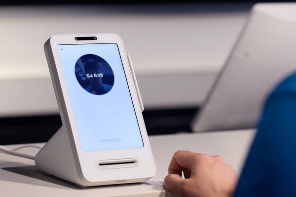 토스 페이스페이 서비스를 이용하는 모습. 사진=토스