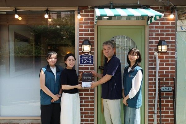 서울 성북구 '히포크라테스 스프'에서 열린 '청춘의 밥' 프로젝트 50호점 현판식에서 김경숙 대상주식회사 ESG경영실장(좌측부터 두 번째)과 김혁&nbsp;'히포크라테스 스프' 대표(좌측부터 세 번째)가 대상 대학생봉사단원들과 기념사진을 촬영하고 있다. /사진=대상그룹