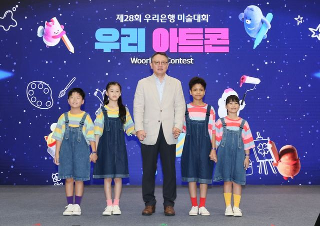 지난&nbsp;20일 킨텍스(KINTEX)에서 열린&nbsp;'우리아트콘'에서 우리은행 정진완 행장과 우리다문화어린이합창단 대표 어린이들이 기념사진을 촬영하고 있다.&nbsp;/ 사진=우리은행