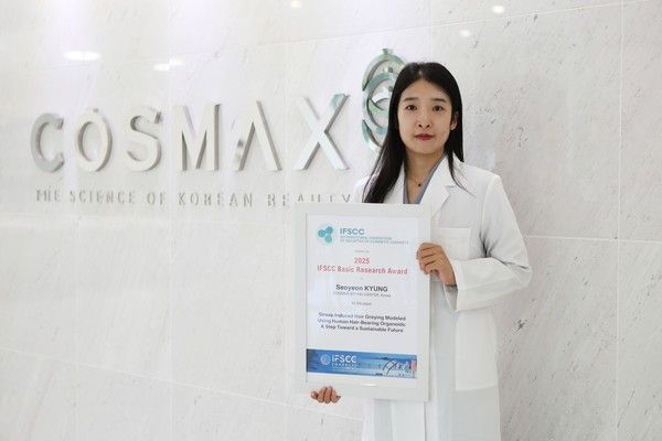 (IFSCC 2025에서 기초 연구 어워드를 수상한 경서연 R&I센터 책임연구원이 포즈를 취했다. /사진=코스맥스