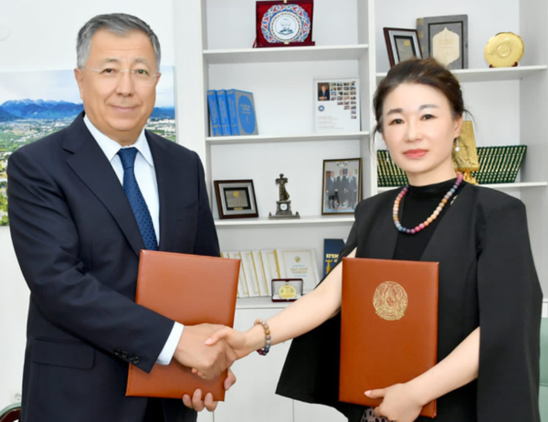 오은경 유라시아투르크연구소장(오른쪽)이 지난 2022년 7월 카자흐스탄 알파라비 대학과 업무협약(MOU)을 체결하고 있다. /사진=동덕여대