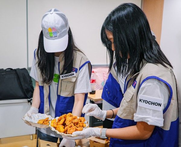 지난 19일, 대학RCY 봉사회 소속 '촌스러버'들이 성북구립 석관실버복지센터에서 어르신 대상 치매 예방 프로그램을 진행하고 치킨을 나누고 있는 모습 /사진=교촌에프앤비