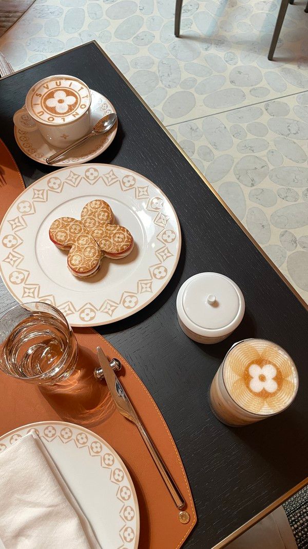 클럽 샌드위치와 커피 등 '르 카페 루이 비통'의 메뉴 주문 모습 /사진=김현정 기자