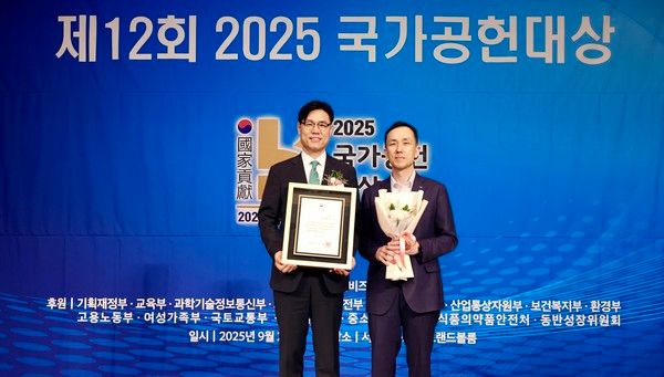 성태문 iM금융지주 그룹가치경영총괄 부사장과 허재룡 ESG전략경영연구소 부장(왼쪽부터)이 지난 23일 서울가든호텔에서 개최된 '제12회 2025 국가공헌대상' 시상식에서 경제부총리 겸 기획재정부 장관상을 수상한 뒤 기념촬영을 하고 있다. / 사진=iM금융그룹