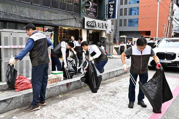 빈대인 BNK금융그룹 회장과 방성빈 부산은행장은 이날 오전 부산진구 서면 일대에서 임직원 100여명이 참여한 가운데 환경정화 봉사활동을 실시했다. / 사진=BNK부산은행