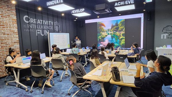 농협은행은 경기도 의왕시 소재 NH통합 IT센터에서 인덕원초등학교 학생들을 대상으로 코딩 교육을 진행했다. / 사진=NH농협은행