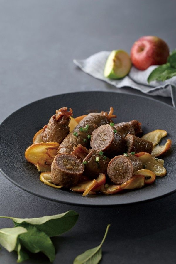 우엉 한우말이와 사과 /사진=한우자조금