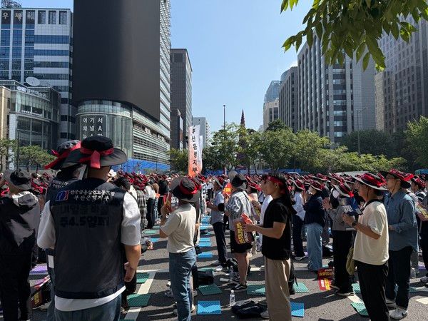 전국금융산업노동조합(금융노조) 조합원들이 26일 서울 종로구 세종대로에서 열린 9·26 총파업 결단식에서 실질임금 인상과 주 4.5일제 근무를 촉구하고 있다. / 사진=류지현 기자
