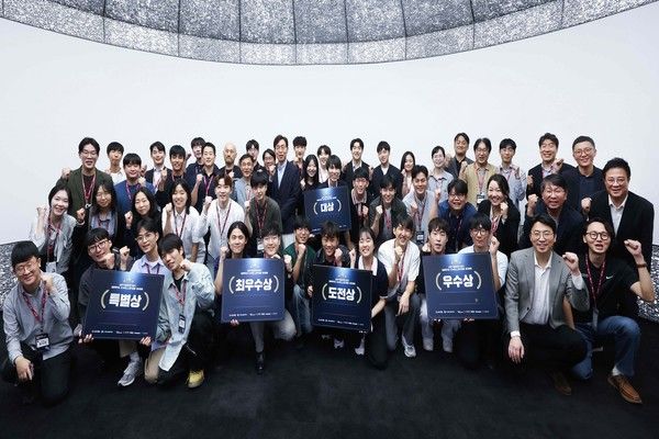 '최적화 그랜드 챌린지 2025' 시상식 후 대회 수상자와 관계자들이 기념사진을 촬영하고 있다./사진=LG CNS