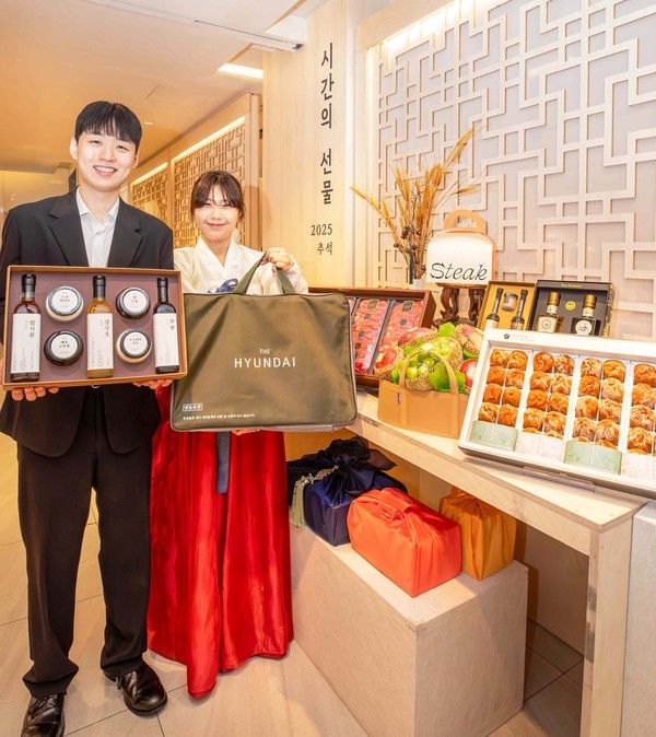 29일 오전, 서울시 강남구 현대백화점 무역센터점 지하1층 식품관에서 직원이 '핸드캐리용 설 선물세트'를 소개하고 있다./사진=현대백화점