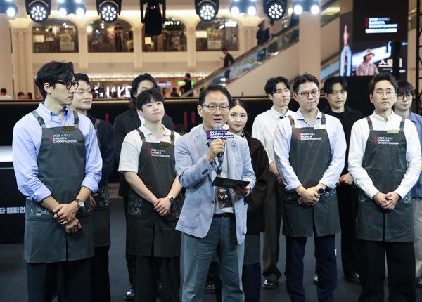 동서식품이 지난&nbsp;27일 개최한 '2025&nbsp;카누 바리스타 챔피언십' 결선 개막식에서 동서식품 박영순 부사장이 인사말을 하고 있다. /사진=동서식품