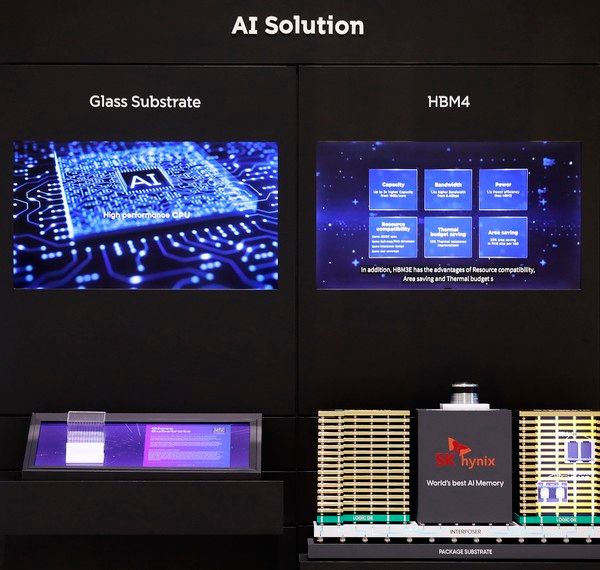 (왼쪽부터) AI 데이터센터에 필요한 SK그룹 AI 생태계 핵심 제품 SKC '유리기판'과 SK하이닉스 '고대역폭메모리4'(HBM4). /사진=SK그룹