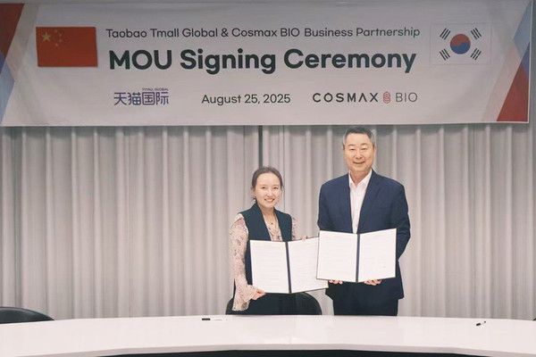 이금실 타오바오·티몰 글로벌 한국지사장과 김철희 코스맥스바이오 대표가&nbsp;MOU&nbsp;기념사진을 촬영하고 있다 /사진=코스맥스바이오