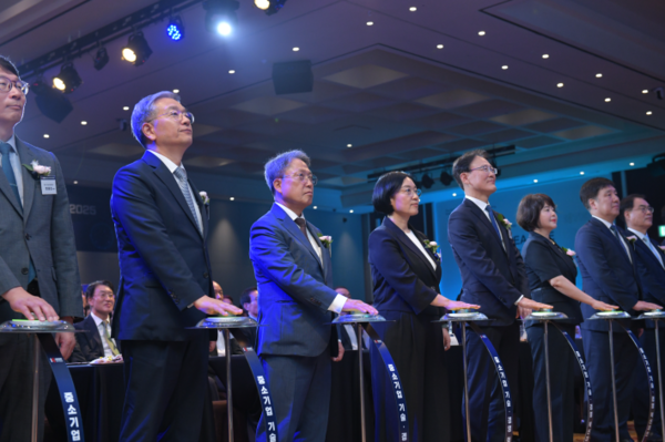 (사)한국경영혁신중소기업협회(메인비즈협회)는 지난 1일부터 5일까지 5일간 제주 ICCJEJU와 부영호텔&리조트에서 '2025 중소기업 기술·경영 혁신대전'(K-INNO SHOW 2025)을 개최한다고 밝혔다.&nbsp;퍼포먼스를 하고 있는 주요 참석자들(왼쪽 세번째 메인비즈협회 김명진 회장). /사진=메인비즈협회