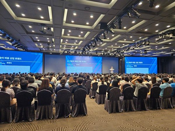 한세예스24홀딩스가 최재식 카이스트 AI 대학원 교수를 초청해 'AI기술이 바꿀 산업 트렌드'를 주제로 전사 강연회를 실시했다. / 사진=한세예스24홀딩스