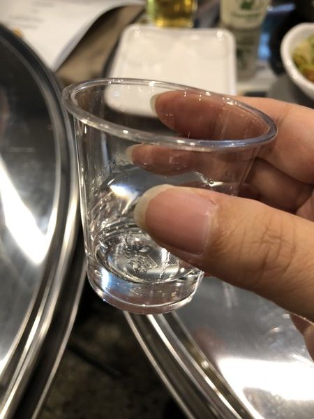 시음한 아와모리 사케. 증류주 특유의 맑은 원액을 볼 수 있다. /사진=김현정 기자