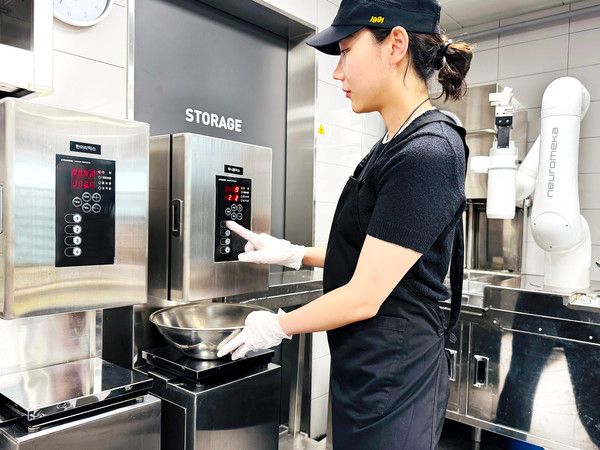 교촌에프앤비 교육 R&D센터 '정구관'에 도입된 반죽 로봇 '배터믹스 디스펜서' /사진=교촌에프앤비