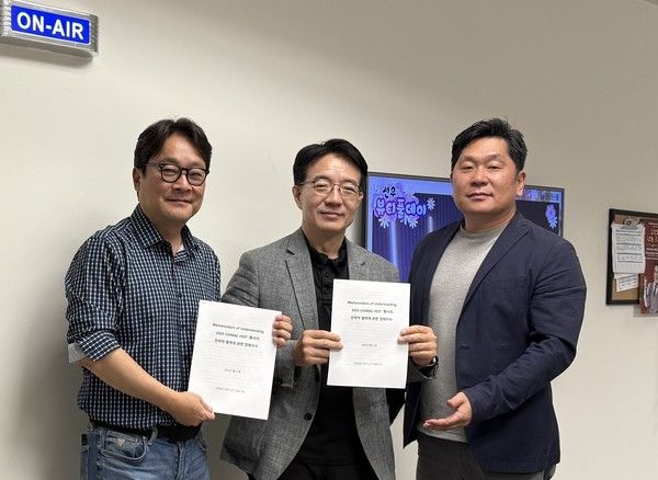 (왼쪽부터) 이영현 참컴 부사장, 브라이언 전 레인FM 대표, 이주헌 참컴USA 이사가 업무협약에 서명한 후 포즈를 취하고 있다./사진=참컴USA&nbsp;