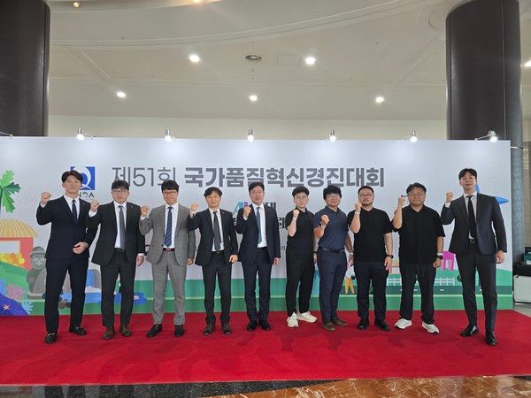 지난 29일 제주국제컨벤션에서 열린 제51회 국가품질혁신경진대회에서 처음 출전한 DB손해보험 '활동마중물' 분임조와 (주)AIO2O '매직A카드' 분임조가 동상을 수상하고&nbsp;기념촬영을 하고 있다.&nbsp;/ 사진=DB손해보험