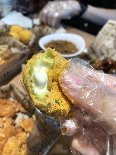 최근 출시된 사이드 메뉴 '카이막 치즈볼'. 반죽과 카이막 크림치즈가 이질감 없이 잘 어우러진다. /사진=김현정 기자