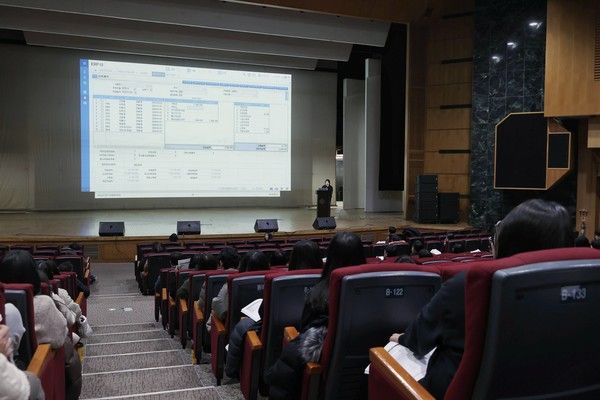 더존비즈온이 13일 서울 건국대학교 새천년회관에서 OmniEsol 및 ERP iU 사용자 대상 '2025년 귀속 연말정산 집중 교육'을 진행했다. 참가자들은 AI 기술이 얼마나 쉽고, 빠르고, 정확한 연말정산 프로세스를 구현하는지 확인했다는 반응을 내놨다. /사진=더존비즈온