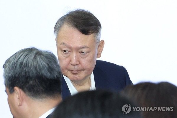 윤석열 전 대통령이 지난해 9월 26일 서울 서초구 서울중앙지법에서 열린 특수공무집행방해, 직권남용 권리행사방해 등 혐의 사건 첫 공판에 출석하고 있다. 사진=연합뉴스