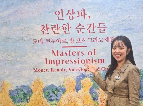 인상파 전시회를 설명하는 홍다형 도슨트. /사진=이앤에이파트너스