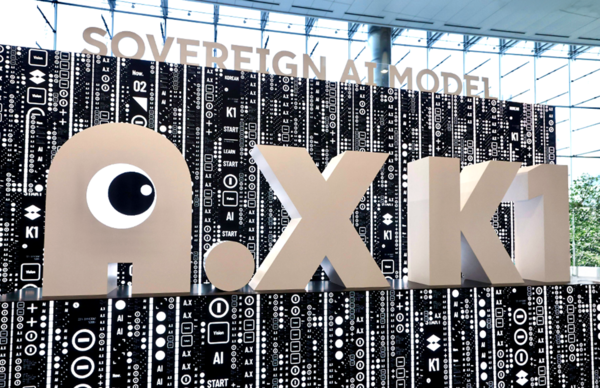 SK텔레콤(SKT) 정예팀은 정부의 '독자 AI 파운데이션 모델' 프로젝트 2단계에 진출했다고 16일 밝혔다. SKT 정예팀이 선보인 'A.X K1'(에이닷엑스 케이원)은 국내에서 처음으로 매개변수 5000억개를 넘긴 519B급 초거대 AI 모델로 주목받았다. /사진=SKT