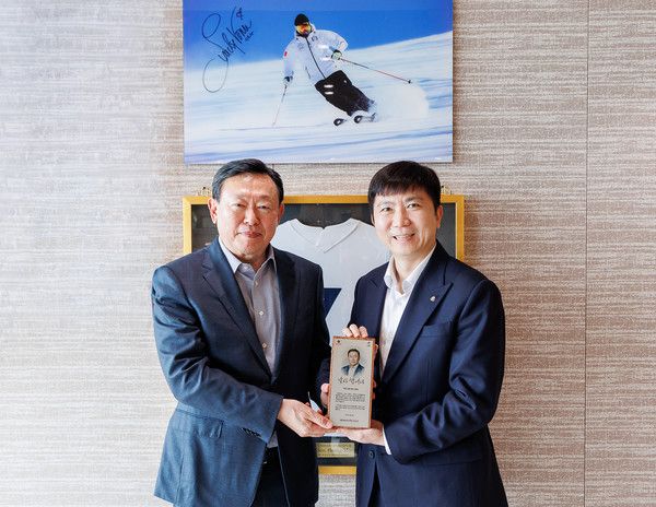 신동빈 롯데 회장이 16일 서울 송파구 롯데월드타워에서 유승민 대한체육회장으로부터 감사패를 수여받았다. 감사패는 2026 밀라노·코르티나 동계올림픽에 출전하는 대한민국 선수단에 대한 후원으로 선수들이 도전에만 집중할 수 있는 토대를 마련하고 국내 동계 스포츠의 발전에 힘을 보탠 공로를 인정받아 수여됐다. (왼쪽부터 신동빈 롯데 회장, 유승민 대한체육회장) /사진=롯데그룹