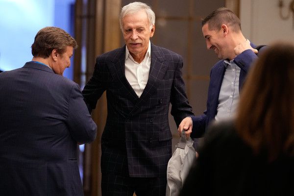 지난해 10월 21일(현지시간) 프로미식축구리그(NFL) 로스앤젤레스 램스의 구단주인 스탠 크론키(가운데)가 미국 뉴욕에서 열린 NFL 구단주 회의에 참석하고 있다. / 사진=AP연합뉴스