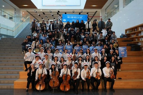 지난 17일 경상북도 상주시에 위치한 동아쏘시오그룹 인재개발원에서 '메리 리틀 하모니' 연주단원과 관객들이 기념사진을 촬영하고 있다. / 사진=동아제약
