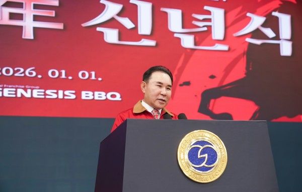 윤홍근 제너시스BBQ 그룹 회장이 창사 31주년 신년사를 통해 'BBQ 신(新)경영'을 공식 선언하고 있다. /사진=BBQ