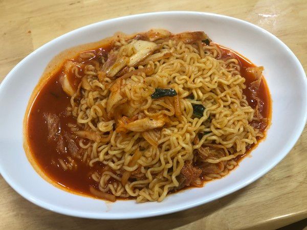 집 김치와 컬래버한 '신라면 김치볶음면'. 제품이 가진 매콤한 김치 페이스트 액상소스 맛에 아삭아삭 씹히는 실물 김치의 식감을 더하고 싶다면 냉장고 속 김치를 꺼내 함께 조리하면 된다. /사진=김현정 기자