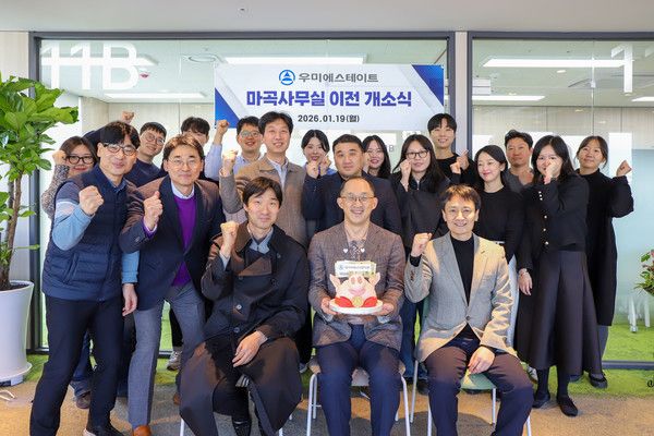 김정훈 우미에스테이트 대표(가운데)와 임직원들이 19일 서울 강서구 마곡 뉴브 클라우드힐스에서 열린 사무실 이전을 기념하며 기념촬영을 하고 있다. / 사진=우미