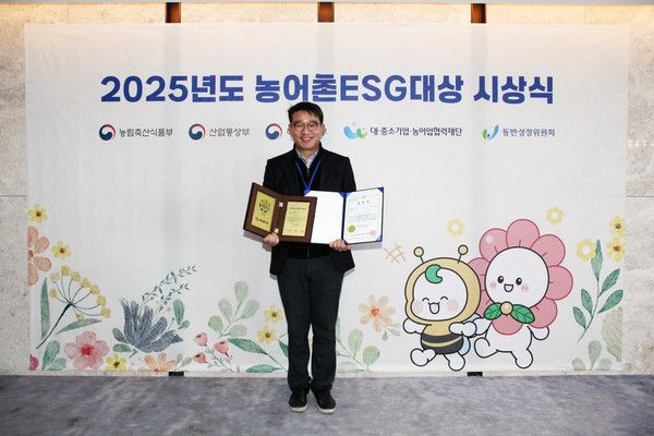 NS홈쇼핑이 지난 22일 '2025년도 농어촌ESG대상 시상식'에서 3년 연속 '농어촌 ESG실천 인정서'&nbsp;수상과 함께 동반성장위원회로부터 '농어촌 ESG 실천 우수기업'&nbsp;표창을 받았다. (NS홈쇼핑 대외협력본부 이상근 상무) /사진=NS홈쇼핑