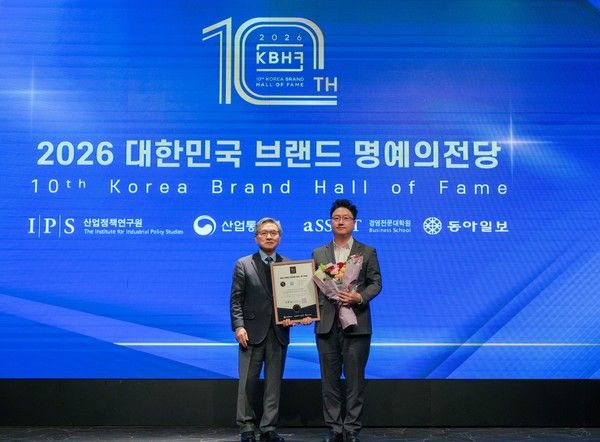 KT&G의 '릴'(lil)이 '2026&nbsp;대한민국 브랜드 명예의 전당' 궐련형 전자담배 부문&nbsp;우수 브랜드로&nbsp;8년 연속 선정됐다.&nbsp;사진은 지난&nbsp;22일 김정훈&nbsp;KT&G NGP사업본부 국내플랫폼팀장(오른쪽)이 표정호 서울과학종합대학원대학교 부총장(왼쪽)과 기념사진 촬영을 하고 있는 모습. /사진=KT&G