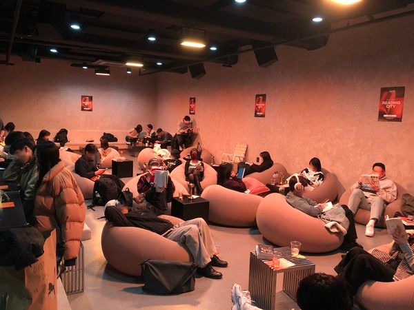 감도높은 음악을 들으며 독서를 하는 새로운 콘셉트의 독서모임 파티 '리딩시티'의 모습 /사진=김현정 기자