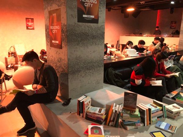 '리딩시티'에서 DJ의 음악 플레이를 배경으로 독서에 열중하는 참여자들의 모습 /사진=김현정 기자