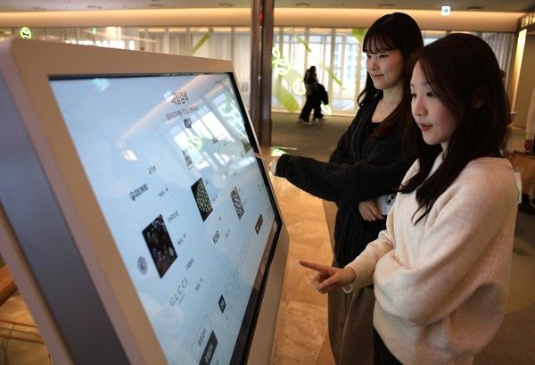 롯데월드몰에 도입된 배리어프리 키오스크를 이용하는 모습 /사진=롯데물산