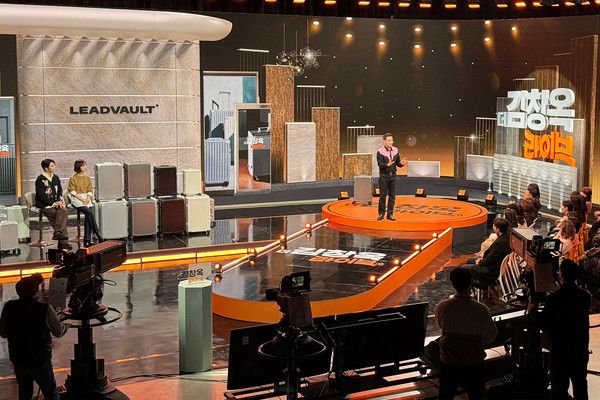 CJ온스타일을 대표하는 셀러&nbsp;(왼쪽부터)&nbsp;이민웅,&nbsp;박혜연이 콘텐츠 커머스&nbsp;IP '대국민 쇼핑 솔루션 더 김창옥 라이브'를 진행하고 있다. /사진=CJ온스타일