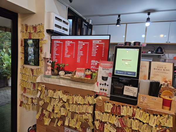 '카페마노아'의 디지털 시니어지 설치 모습 /사진=비스타컨설팅연구소