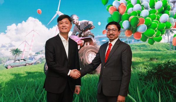 장병규 크래프톤 이사회 의장(왼쪽)과 고랑랄 다스 주한인도대사가 환담 후 기념촬영을 하고 있다. / 사진=크래프톤